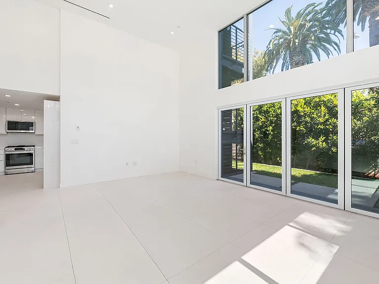 621 N Kings Rd #1 — Photo 7