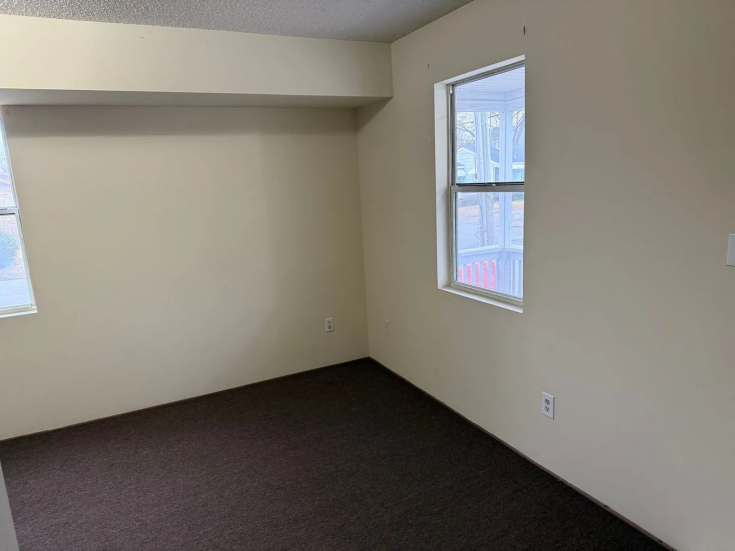 Cozy Home with a Great Location In Town — Photo 3