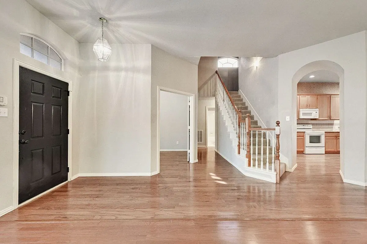 3 bed, 2.0 bath, 2418 sqft, $2,700 — Photo 3