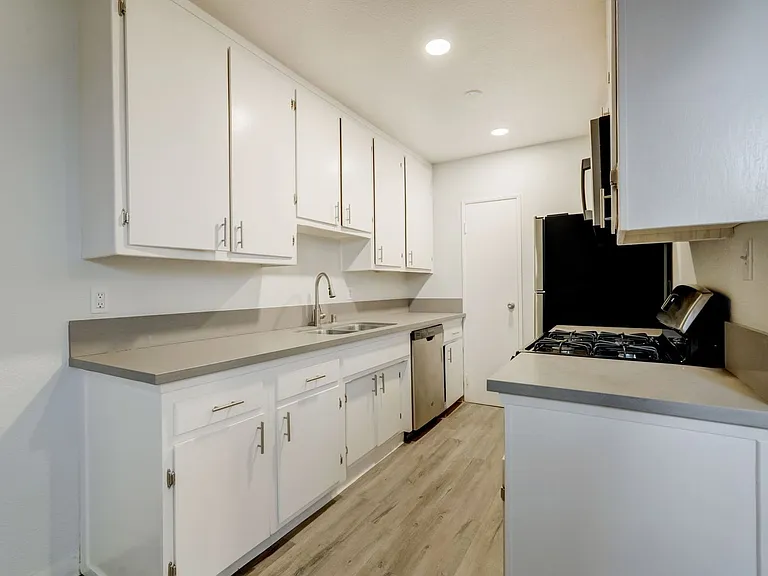 3537 Clarington Ave — Photo 25