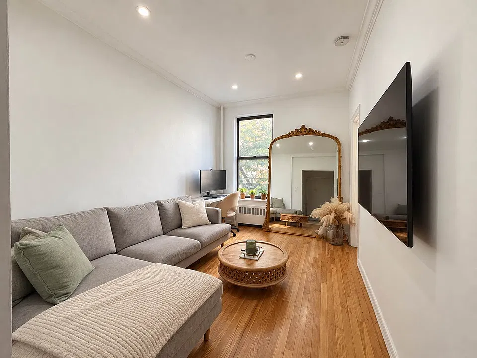 200 W 21st St #1B