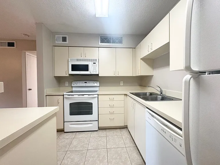 380 Lakepointe Dr #201 — Photo 8