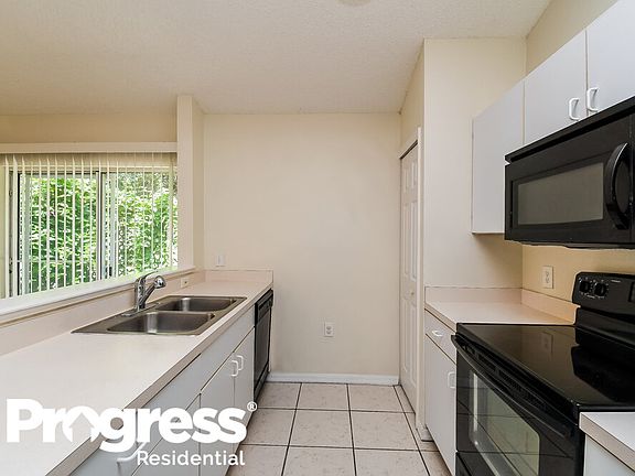 5th image of 8298 Oak Crossing Dr W