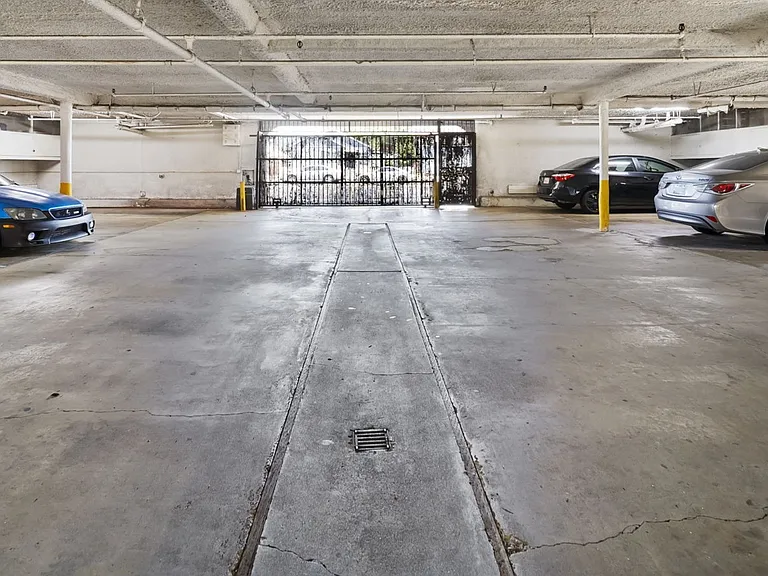 Valencia Apartments — Photo 13