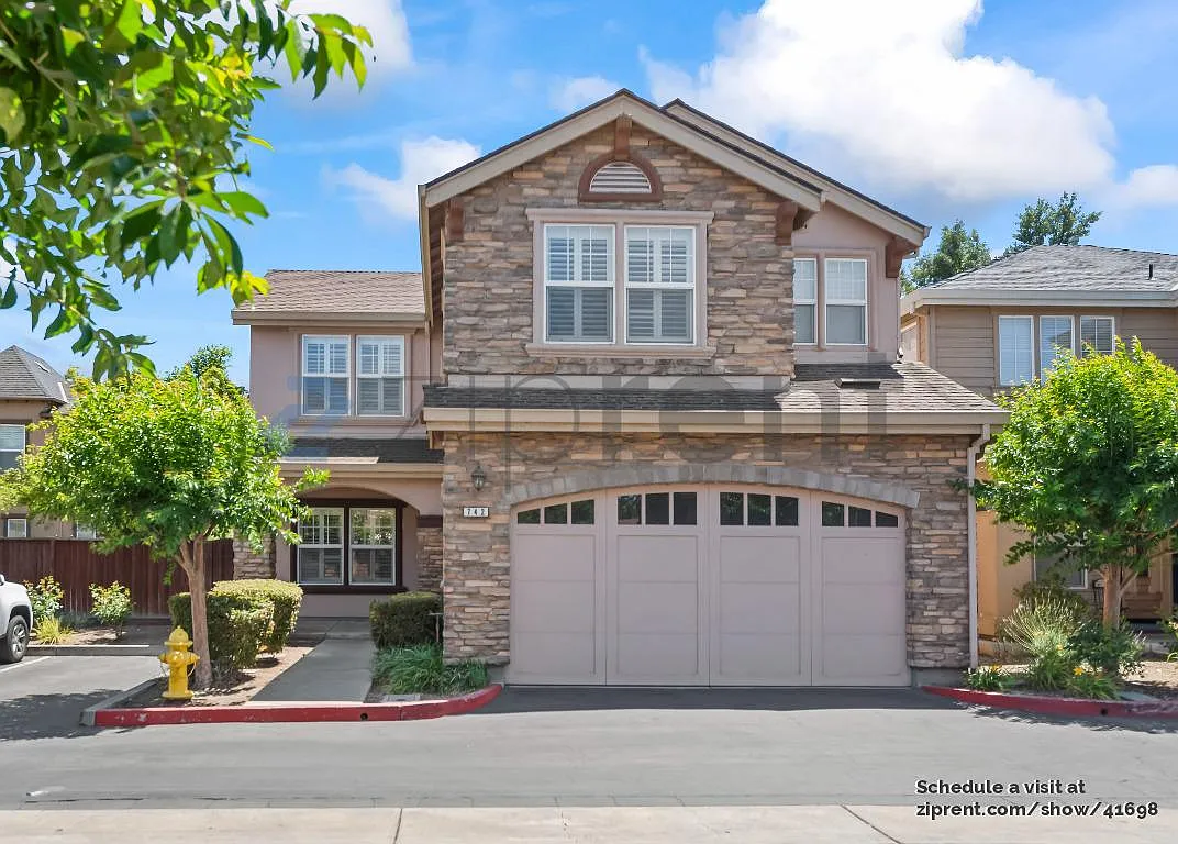 4 bed, 2.5 bath, 1836 sqft, $4,250 — Photo 1