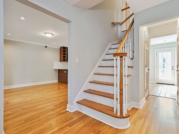 4th image of 118 Bruce Ave