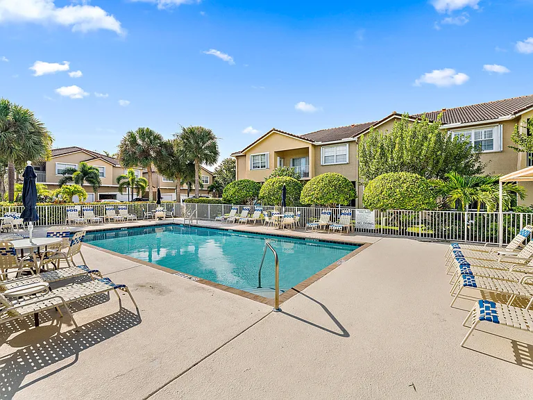 106 Lighthouse Cir #G — Photo 1