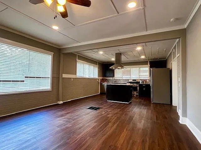 3 bed, 2.0 bath, 2038 sqft, $2,095 — Photo 4