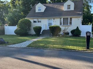 42 Benburb St, Amityville, NY 11701