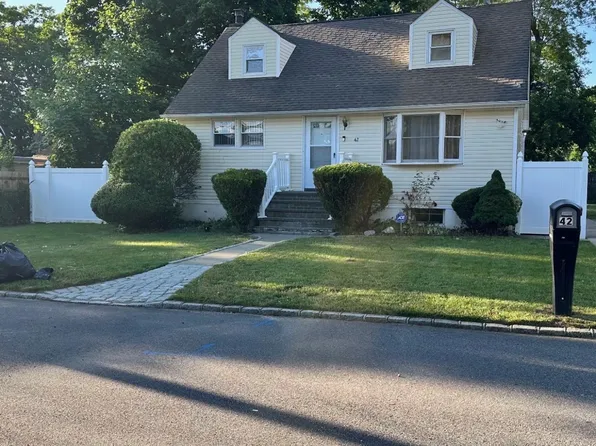 42 Benburb St, Amityville, NY 11701