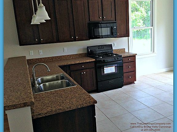Kitchen & Breakfast Bar