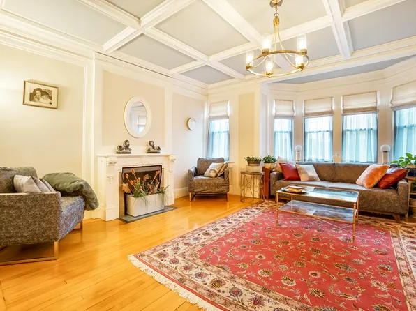 569 Franklin St APT 6, Melrose, MA 02176