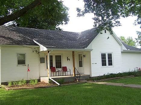 2nd image of 579 E Elm St