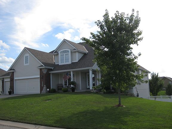 Fabulous large front yard