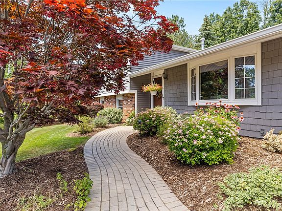 3rd image of 75 Crest View Dr