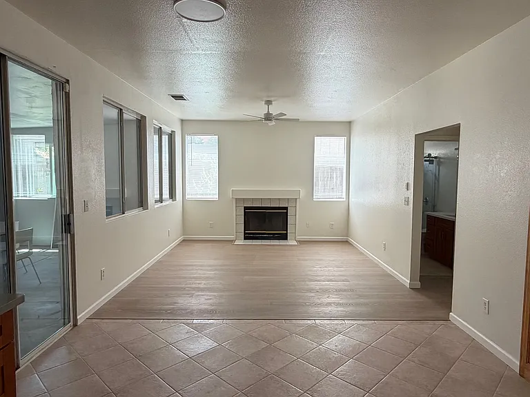 2336 Woodhill Dr — Photo 6