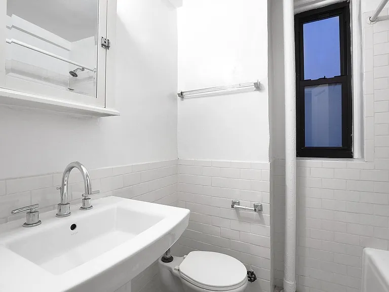 433 W 21st St #2F — Photo 7