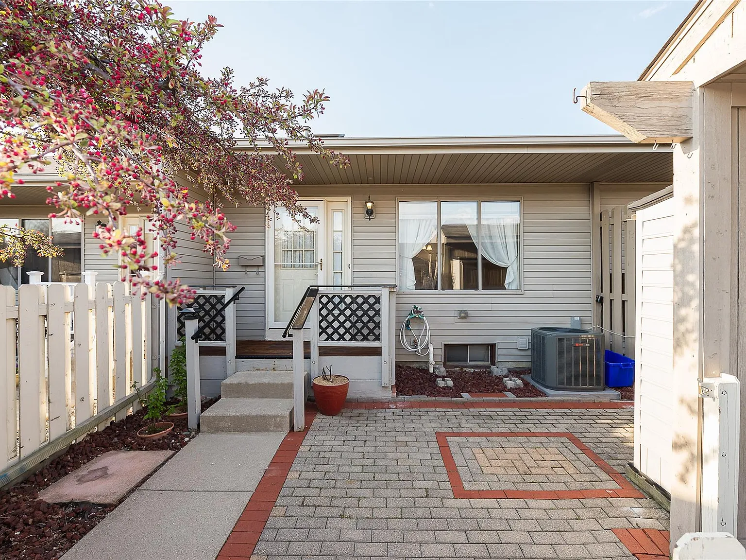 2 bed, 2.0 bath, 900 sqft, $1,750 — Photo 3