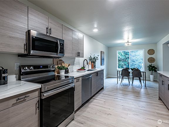 4th image of 4200 Factoria Boulevard SE #B10