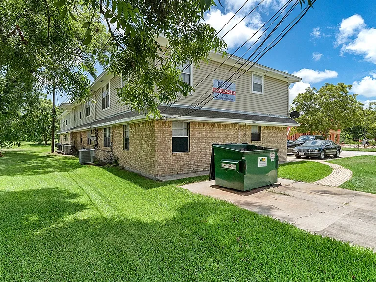 2729 Main St — Photo 3