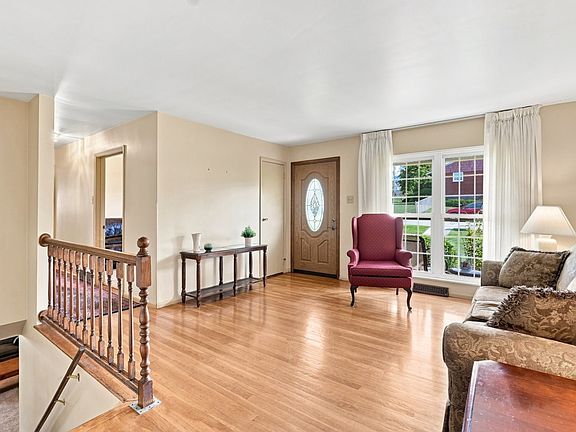 5th image of 105 Louis Ct
