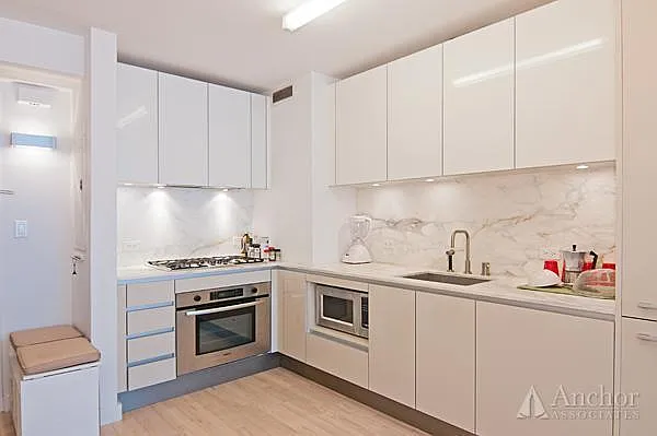 322 West 57th Street — Photo 2