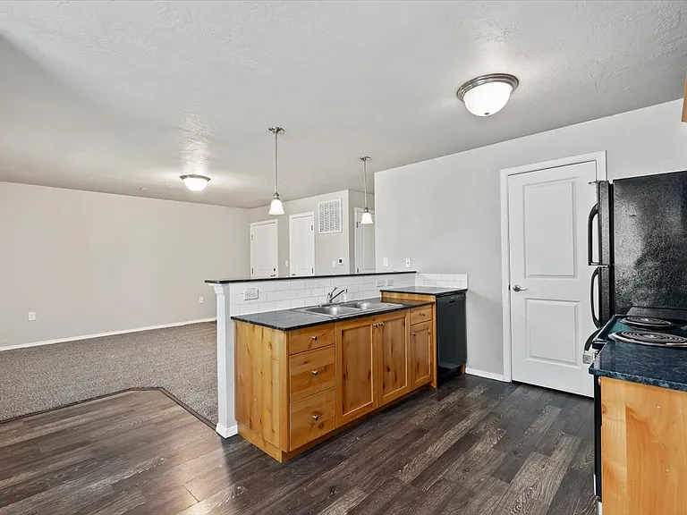 Creekside Apartments — Photo 17