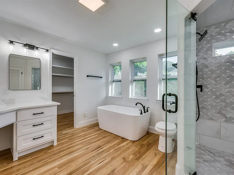 Dual head shower and soaking tub at primary bath area