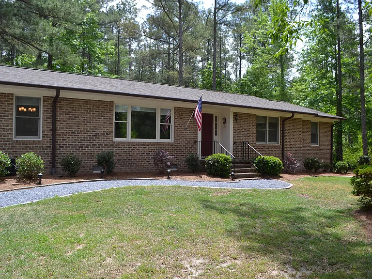 861 Hawthorne Dr — Photo 1