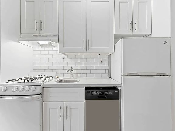 3rd image of 135 W 24th St APT 5D