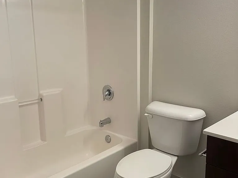 East John Apartments — Photo 15