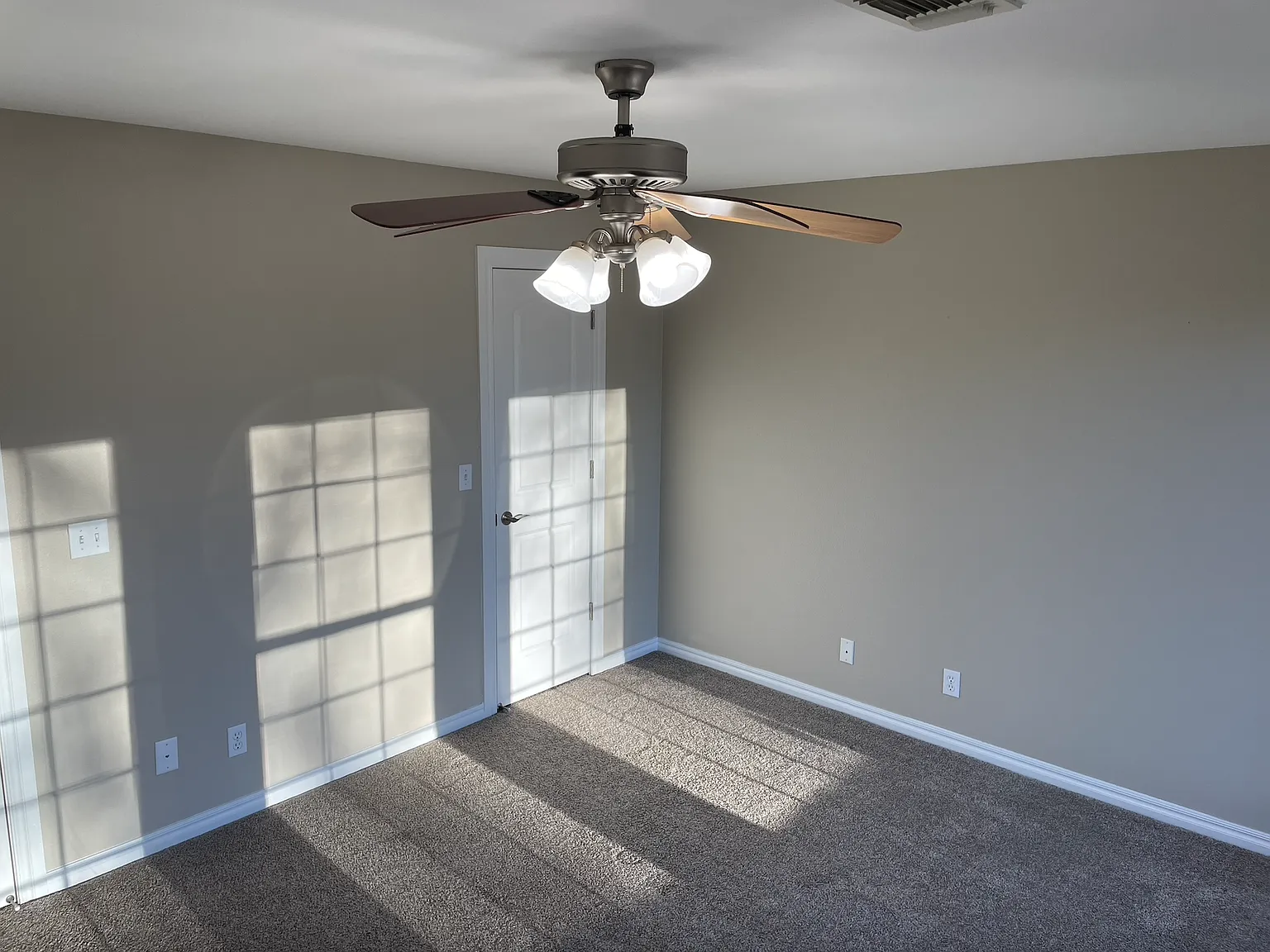 4 bed, 2467 sqft, $665 — Photo 2