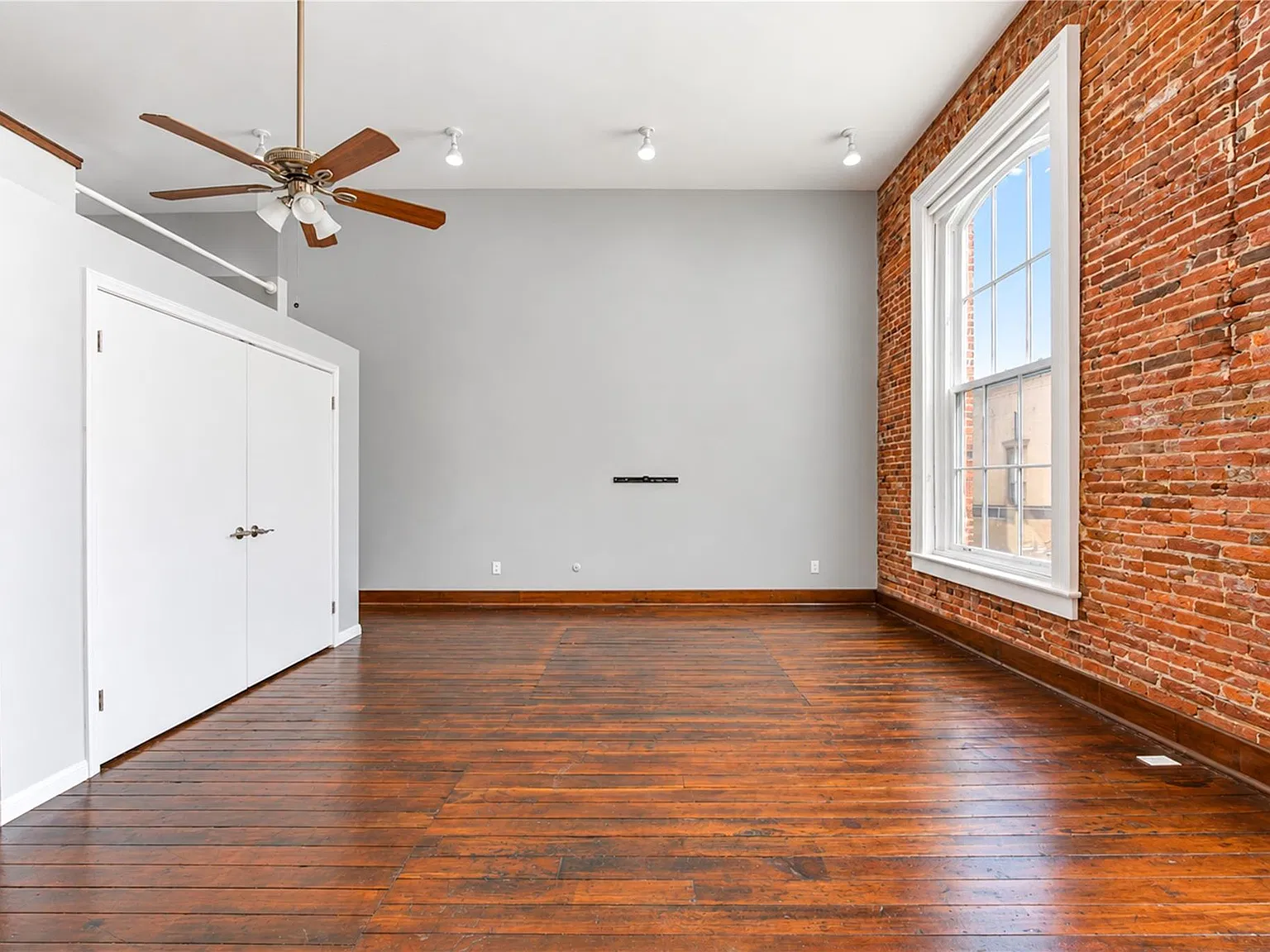 1 bed, 1.0 bath, 1254 sqft, $1,690 — Photo 2