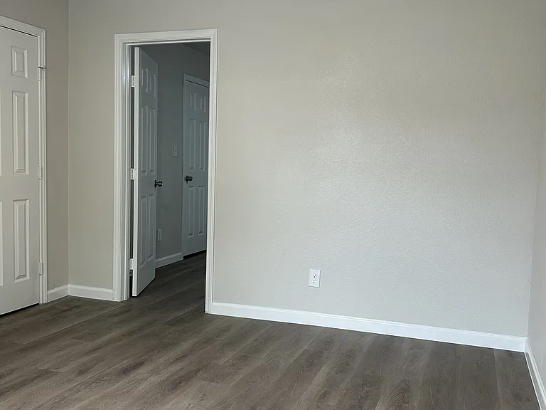 407 N Justin Ave #C — Photo 2