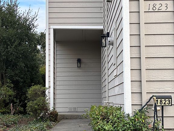 3rd image of 1823 Ridgeland Cir