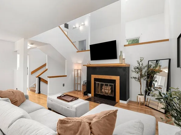 406 Pine Brook Dr Unit 406, Peabody, MA 01960