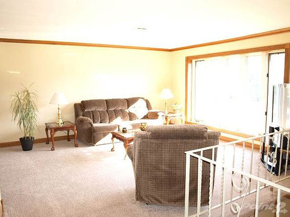 02 LIVING ROOM
