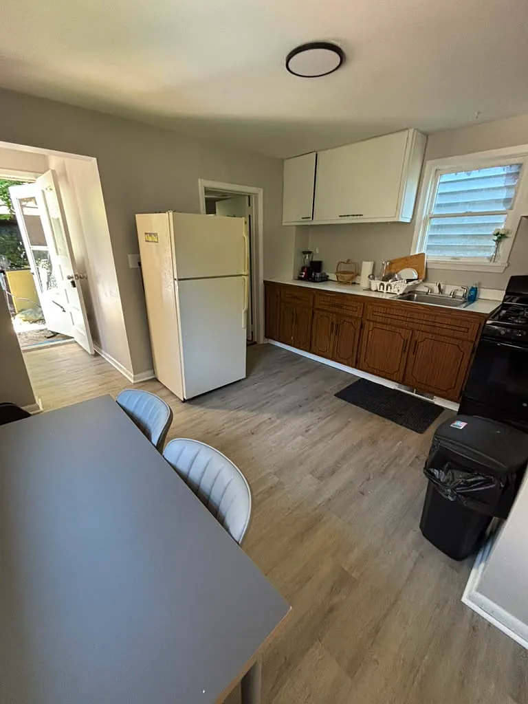 1 bed, 300 sqft, $1,190 — Photo 2