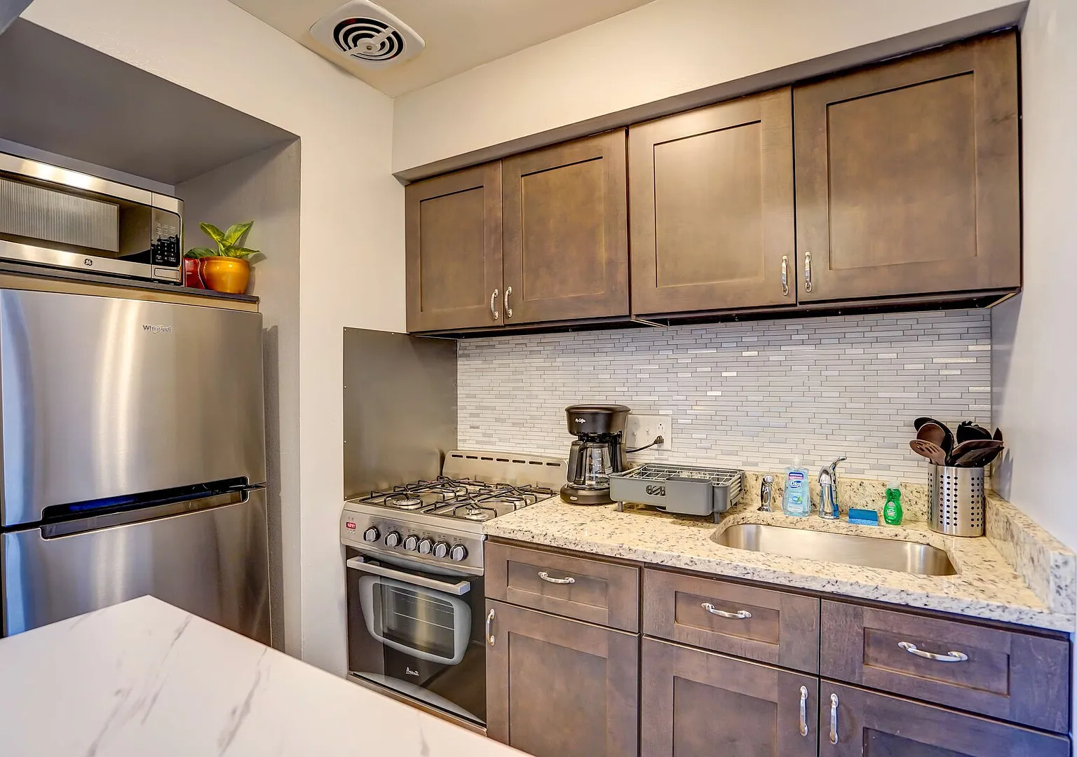 Free Parking, Pet Friendly, Private Entry, MedCenter — Photo 4