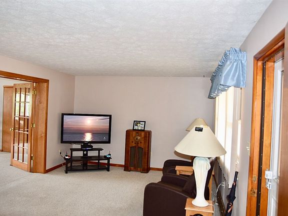 5th image of 217 Roberta Ave