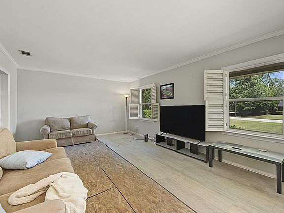 4th image of 2103 Robinhood Rd