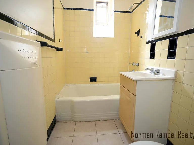 1673 E 18th St #F9 — Photo 14
