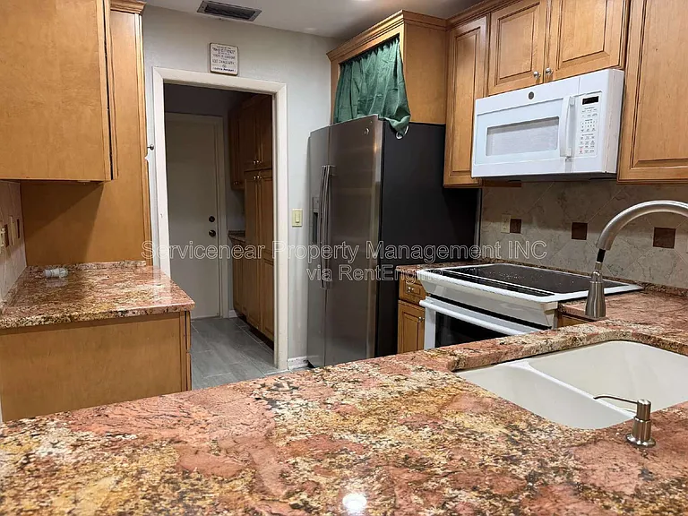 423 Whispering Oaks Ct — Photo 37
