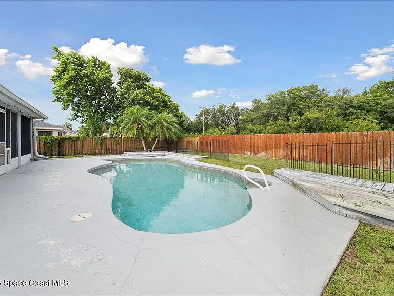 897 Hunters Creek Dr — Photo 5