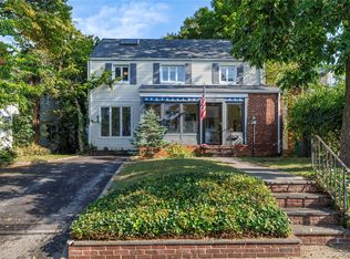 136 Scarcliffe Dr, Malverne, NY 11565