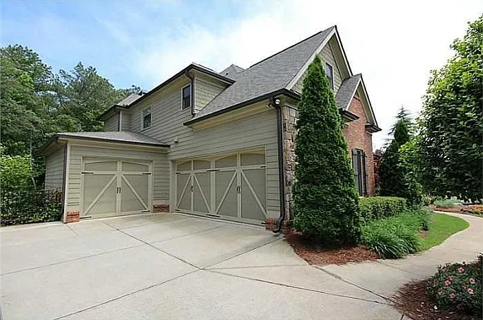5 bed, 5499 sqft, $4,100 — Photo 2