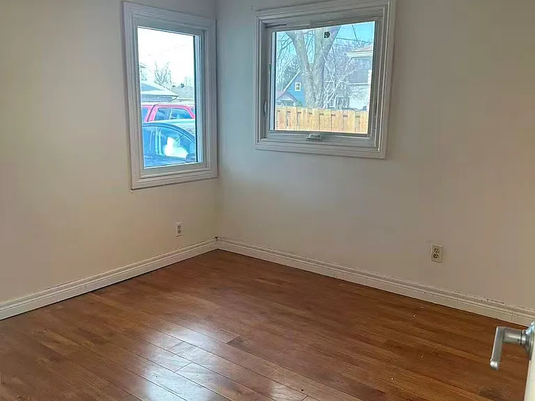 345 Hollywood Dr — Photo 2