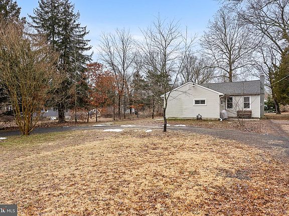 2nd image of 450 S 1st Rd