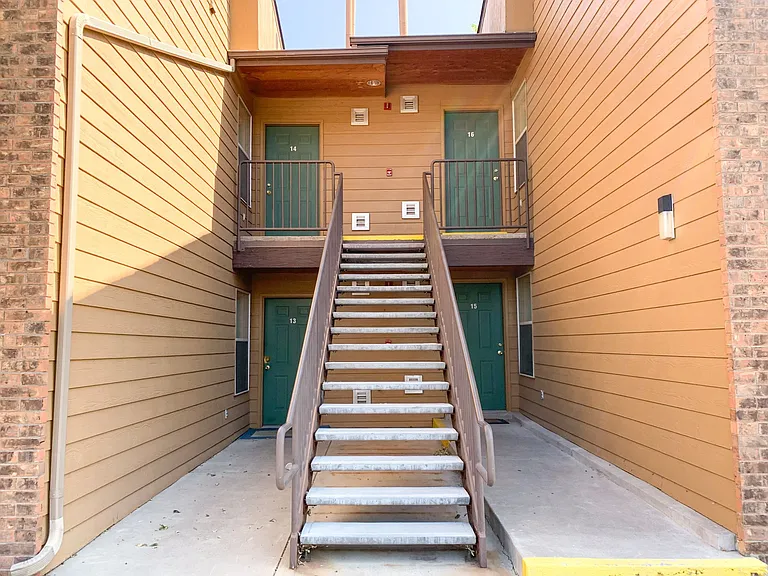 924 Valencia Dr SE — Photo 1