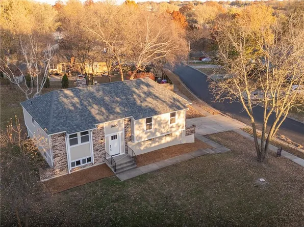 1600 NW Winchester Pl, Blue Springs, MO 64015